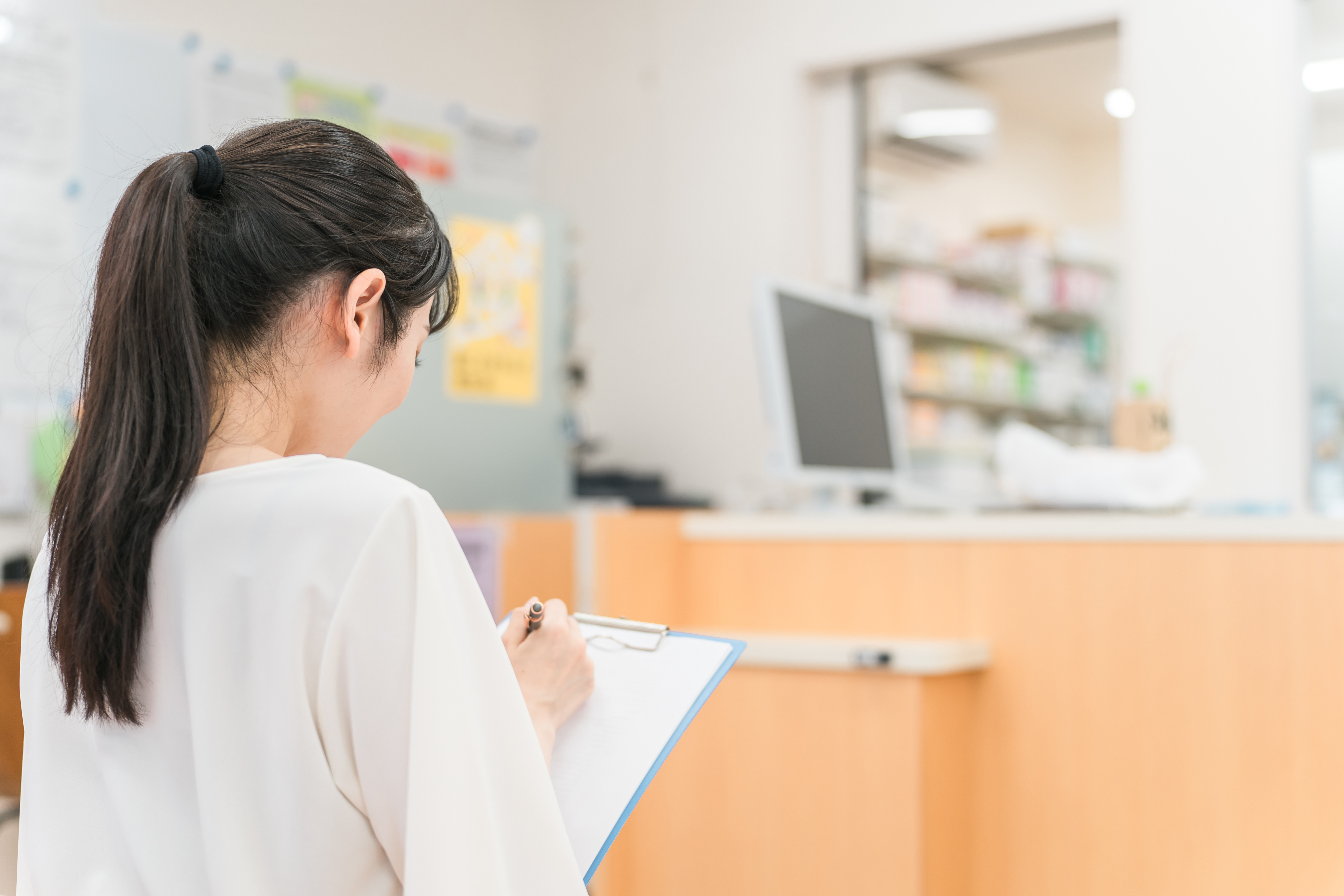 明るく清潔感のあるクリニックの受付・エントランス