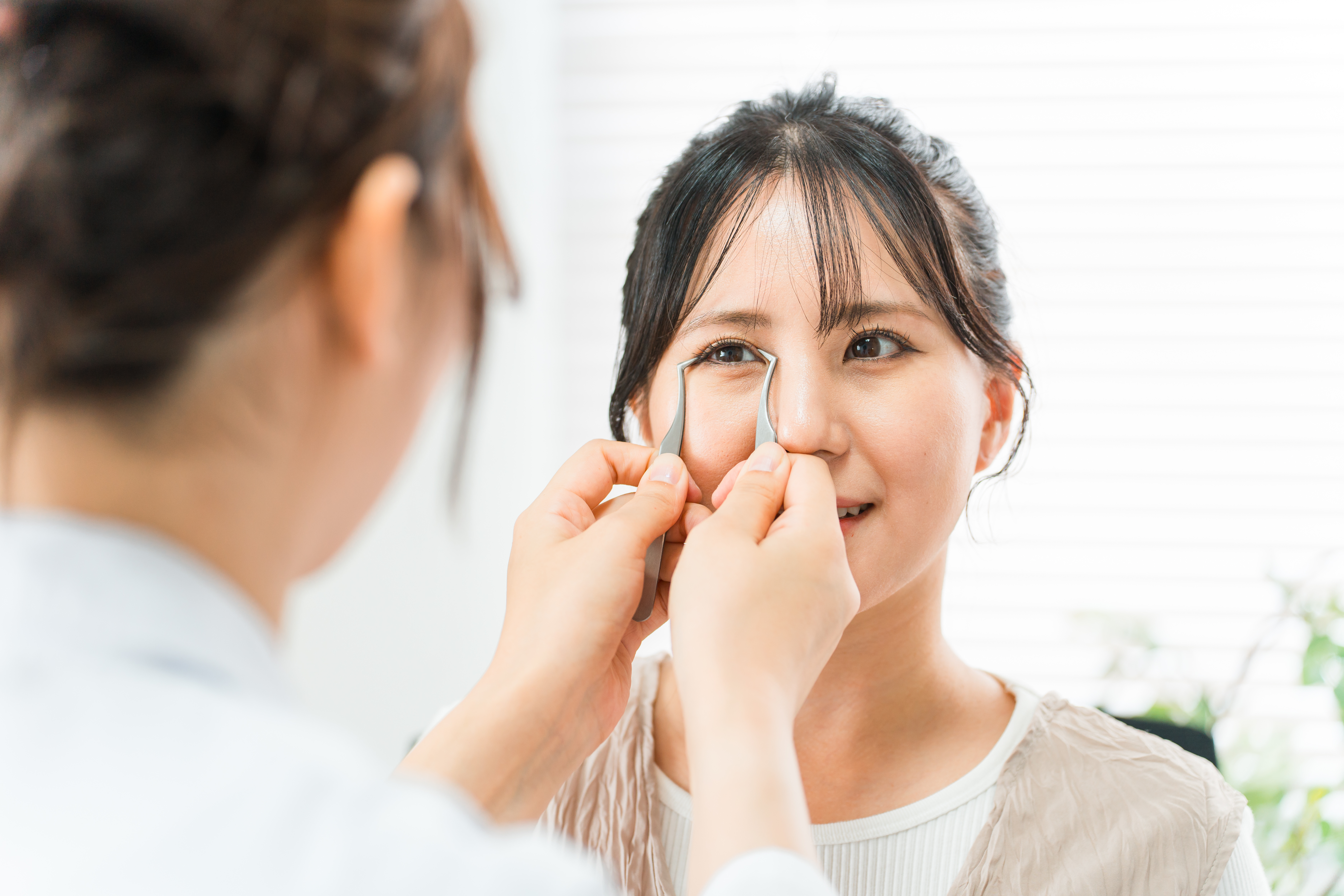 クリニックでのカウンセリング風景 医師と患者が相談している様子